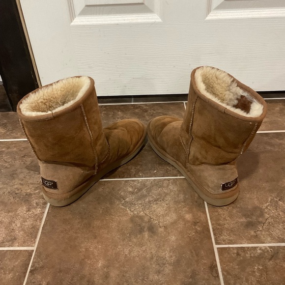 UGG Australia Classic Short Sheepskin Boots in Chestnut Size 8 - Picture 6 of 7